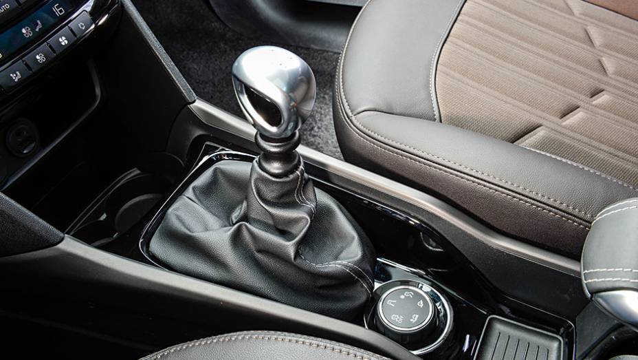 No console, botão seletor do controle de tração Grip Control |<a href="https://beta-develop.quatrorodas.abril.com.br/carros/testes/peugeot-2008-857260.shtml" target="_blank" rel="migration">Leia mais</a>