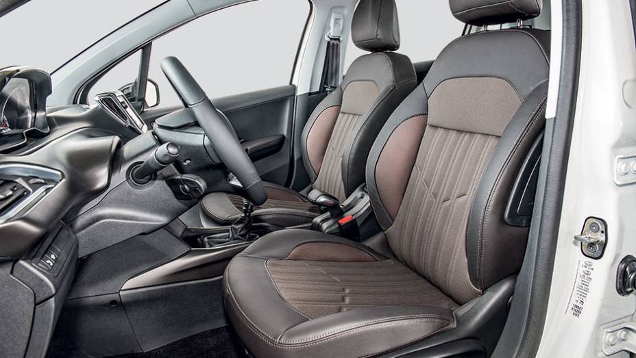 Banco oferece bom suporte lateral para o corpo |<a href="https://beta-develop.quatrorodas.abril.com.br/carros/testes/peugeot-2008-857260.shtml" target="_blank" rel="migration">Leia mais</a>