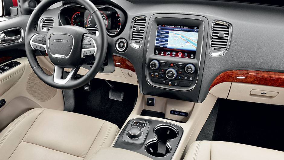 Aplique imita madeira no painel | <a href="https://beta-develop.quatrorodas.abril.com.br/carros/testes/dodge-durango-limited-857100.shtml" target="_blank" rel="migration">Leia mais</a> Aplique imita madeira no painel | <a href="https://beta-develop.quatrorodas.abril.com.br/carros/testes/dodge-durango-limited-857100.shtml" target="_blank" rel="migration">Leia mais</a>