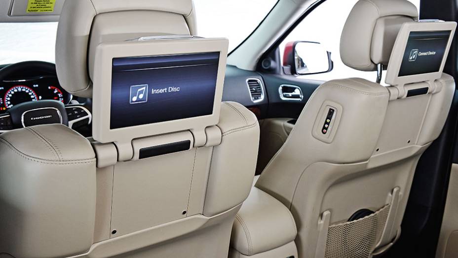H&aacute; duas telas de 9" atr&aacute;s dos bancos | <a href="https://beta-develop.quatrorodas.abril.com.br/carros/testes/dodge-durango-limited-857100.shtml" target="_blank" rel="migration">Leia mais</a>