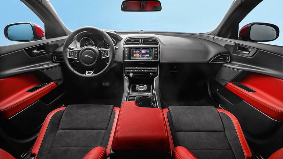 Tela impressiona com 8 polegadas e op&ccedil;&atilde;o t&aacute;til | <a href="https://beta-develop.quatrorodas.abril.com.br/carros/impressoes/jaguar-xe-s-855501.shtml" target="_blank" rel="migration">Leia mais</a>
