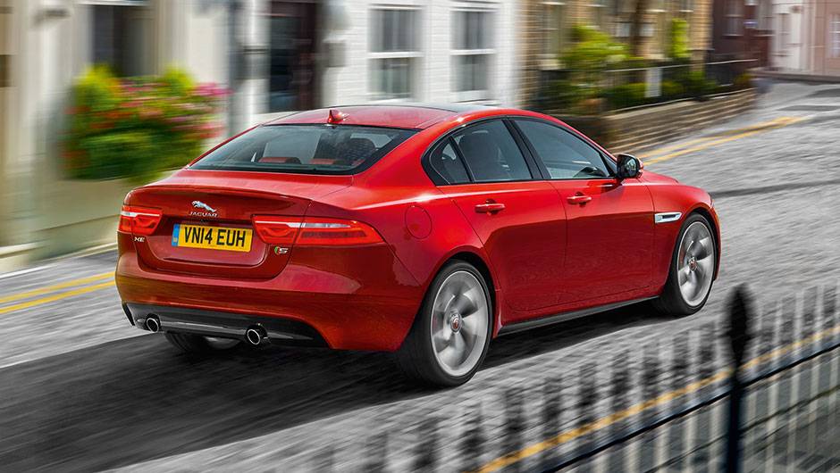 Feito na Inglaterra, o XE usa elementos de design do sed&atilde; maior XF e do roadster F-Type | <a href="https://beta-develop.quatrorodas.abril.com.br/carros/impressoes/jaguar-xe-s-855501.shtml" target="_blank" rel="migration">Leia mais</a>