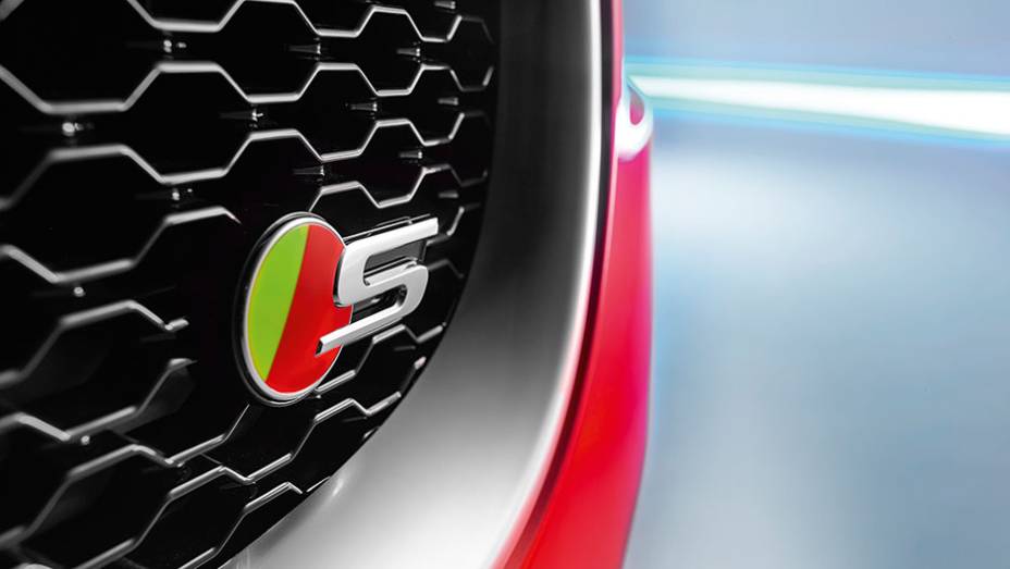 A letra S na grade identifica a versão V6, mais esportiva | <a href="https://beta-develop.quatrorodas.abril.com.br/carros/impressoes/jaguar-xe-s-855501.shtml" target="_blank" rel="migration">Leia mais</a> A letra S na grade identifica a versão V6, mais esportiva | <a href="https://beta-develop.quatrorodas.abril.com.br/carros/impressoes/jaguar-xe-s-855501.shtml" target="_blank" rel="migration">Leia mais</a>