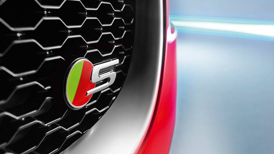 A letra S na grade identifica a versão V6, mais esportiva | <a href="https://beta-develop.quatrorodas.abril.com.br/carros/impressoes/jaguar-xe-s-855501.shtml" target="_blank" rel="migration">Leia mais</a> A letra S na grade identifica a versão V6, mais esportiva | <a href="https://beta-develop.quatrorodas.abril.com.br/carros/impressoes/jaguar-xe-s-855501.shtml" target="_blank" rel="migration">Leia mais</a>