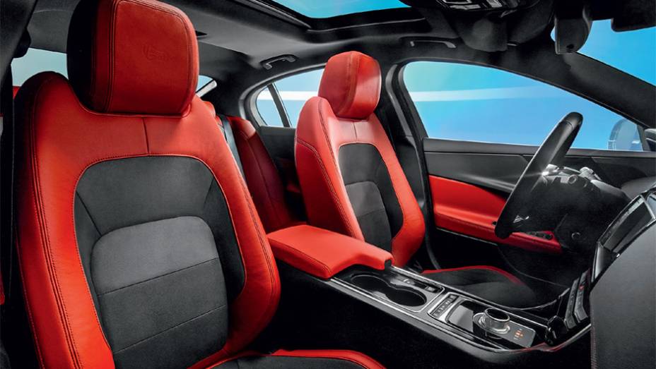 Bancos de couro e camurça são do XE S | <a href="https://beta-develop.quatrorodas.abril.com.br/carros/impressoes/jaguar-xe-s-855501.shtml" target="_blank" rel="migration">Leia mais</a>