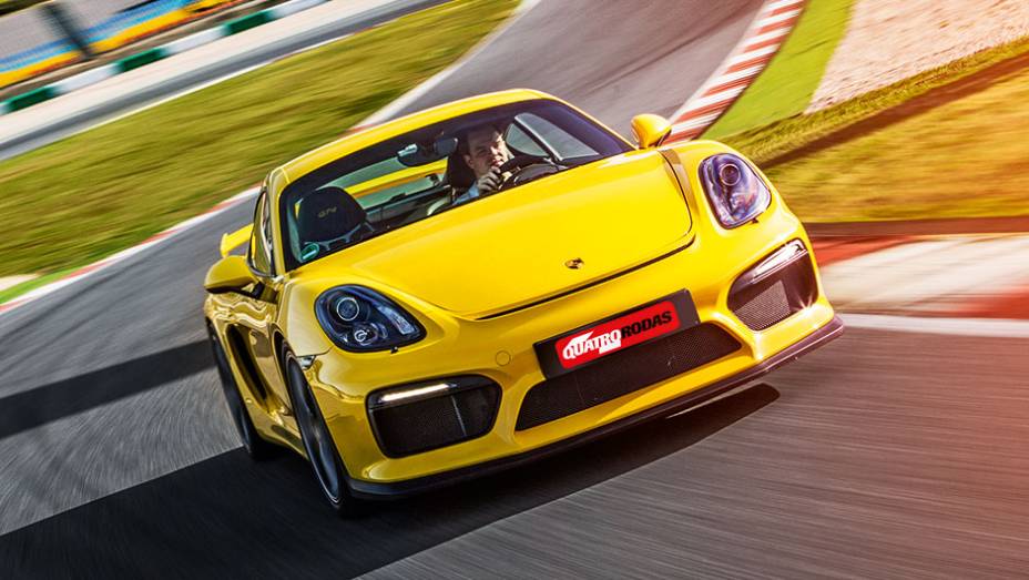 Estilo real&ccedil;ado por grandes tomadas de ar e rodas aro 20 | <a href="https://beta-develop.quatrorodas.abril.com.br/carros/impressoes/porsche-cayman-gt4-855525.shtml" target="_blank" rel="migration">Leia mais</a>