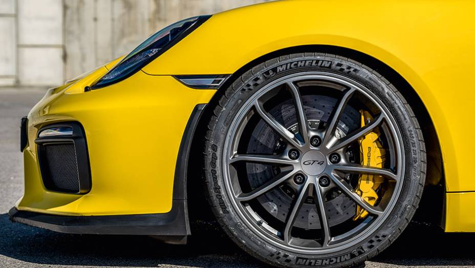 Com o tempo de 7min40s em N&uuml;rburgring, o GT4 &eacute; o esportivo mais r&aacute;pido de sua categoria | <a href="https://beta-develop.quatrorodas.abril.com.br/carros/impressoes/porsche-cayman-gt4-855525.shtml" target="_blank" rel="migration">Leia mais</a>