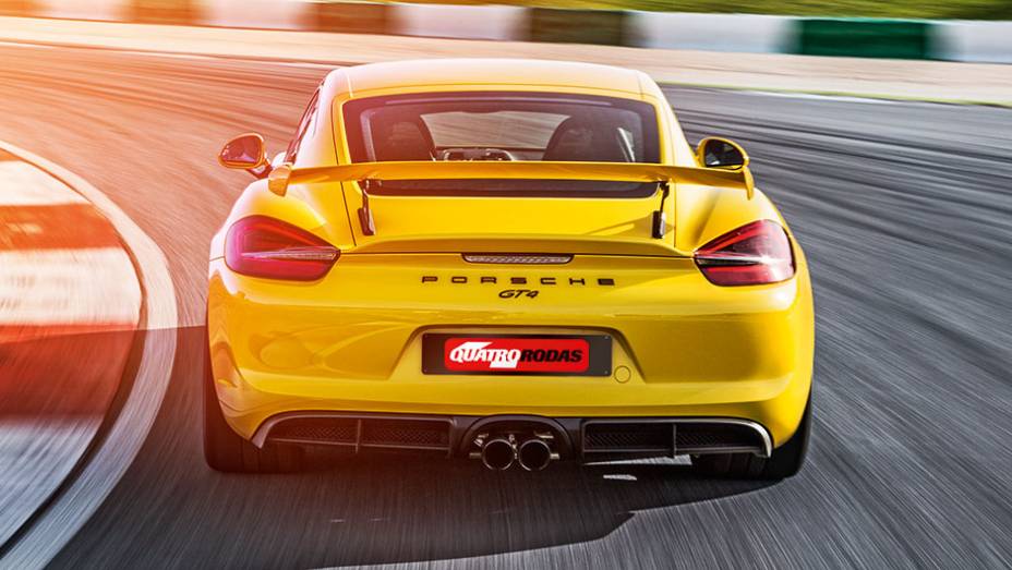 O enorme aerofólio do GT4 ajuda nas curvas emalta velocidade | <a href="https://beta-develop.quatrorodas.abril.com.br/carros/impressoes/porsche-cayman-gt4-855525.shtml" target="_blank" rel="migration">Leia mais</a>