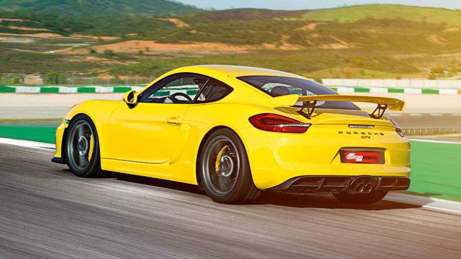 A carroceria é mais baixa e mais longa do que nosoutros Cayman | <a href="https://beta-develop.quatrorodas.abril.com.br/carros/impressoes/porsche-cayman-gt4-855525.shtml" target="_blank" rel="migration">Leia mais</a>