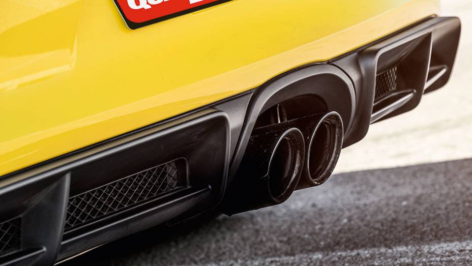 A transmiss&atilde;o &eacute; s&oacute; manual - mas realiza sozinhaum punta-tacco para o motorista | <a href="https://beta-develop.quatrorodas.abril.com.br/carros/impressoes/porsche-cayman-gt4-855525.shtml" target="_blank" rel="migration">Leia mais</a>