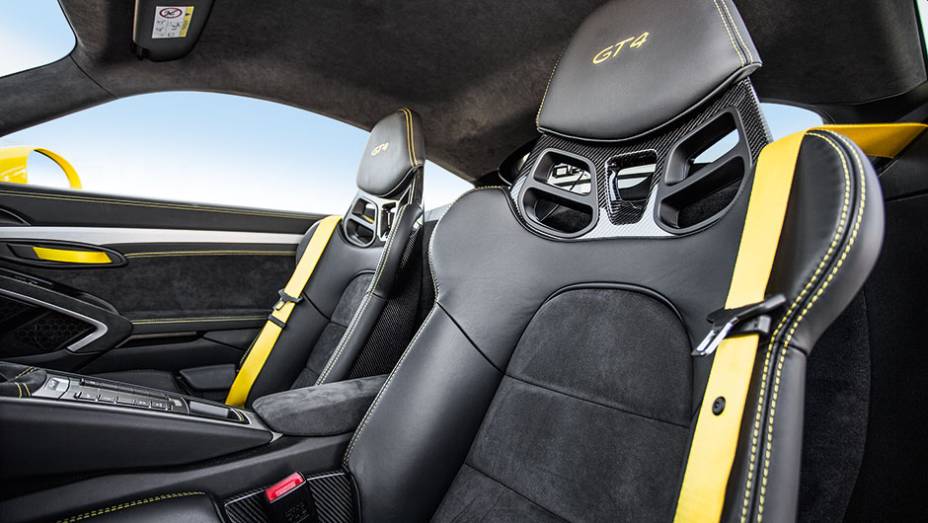 Bancos tipo concha | <a href="https://beta-develop.quatrorodas.abril.com.br/carros/impressoes/porsche-cayman-gt4-855525.shtml" target="_blank" rel="migration">Leia mais</a> Bancos tipo concha | <a href="https://beta-develop.quatrorodas.abril.com.br/carros/impressoes/porsche-cayman-gt4-855525.shtml" target="_blank" rel="migration">Leia mais</a>