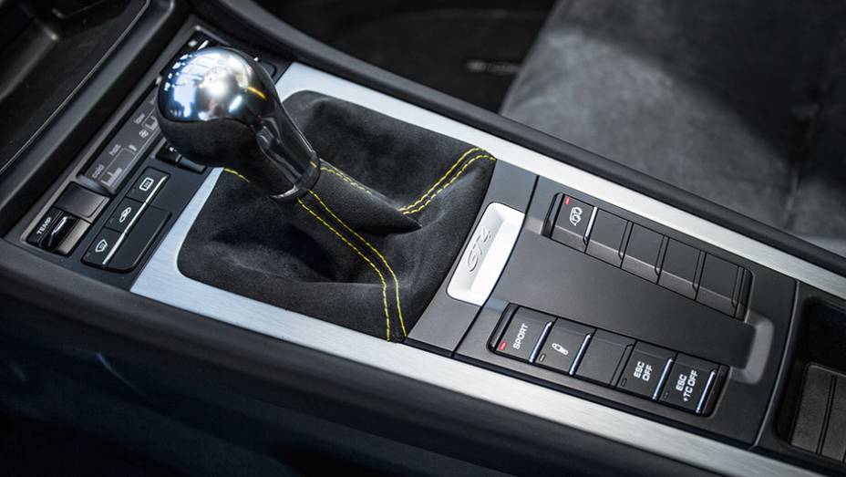 Teclas ajustam acelera&ccedil;&atilde;o (punta-tacco), suspens&atilde;o, ESP e som do motor | <a href="https://beta-develop.quatrorodas.abril.com.br/carros/impressoes/porsche-cayman-gt4-855525.shtml" target="_blank" rel="migration">Leia mais</a>