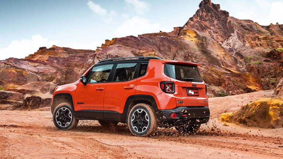 Tra&ccedil;&atilde;o no eixo traseiro atua sob demanda | <a href="https://beta-develop.quatrorodas.abril.com.br//carros/testes/jeep-renegade-857280.shtml" target="_blank" rel="migration">Leia mais</a>