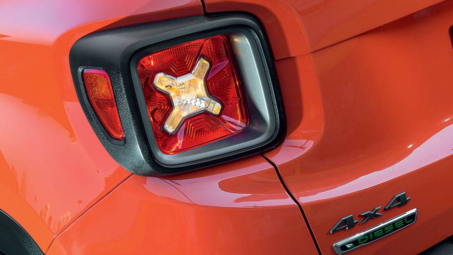 Grafismo da lanterna faz alus&atilde;o ao tanque de combust&iacute;vel do primeiro jipe Willys | <a href="https://beta-develop.quatrorodas.abril.com.br//carros/testes/jeep-renegade-857280.shtml" target="_blank" rel="migration">Leia mais</a>