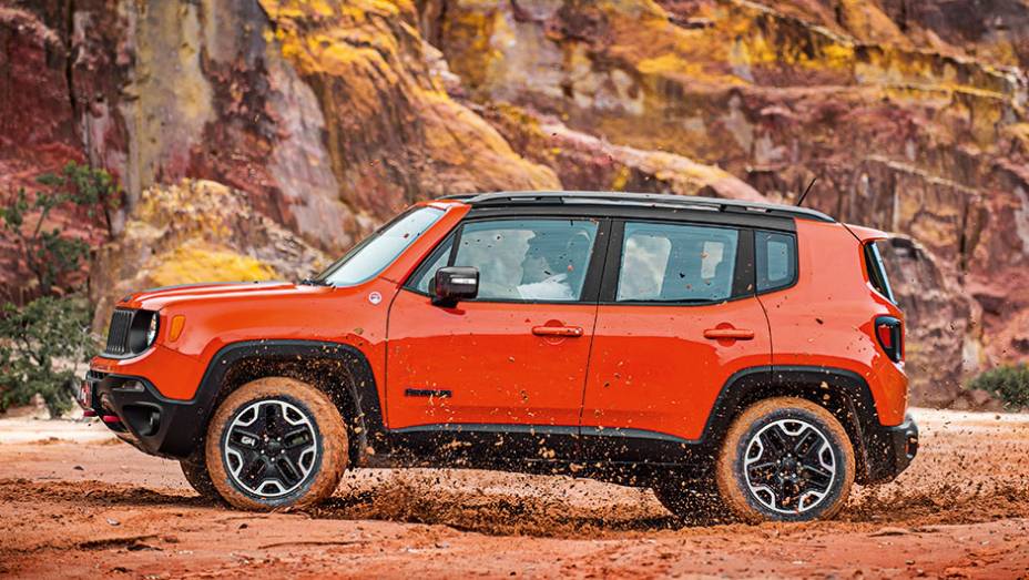 Versão Trailhawk (topo de linha) tem pneus de uso misto e suspensão elevada em 2 cm em relação à Sport e Longitude | <a href="https://beta-develop.quatrorodas.abril.com.br//carros/testes/jeep-renegade-857280.shtml" target="_blank" rel="migration">Leia mais</a>