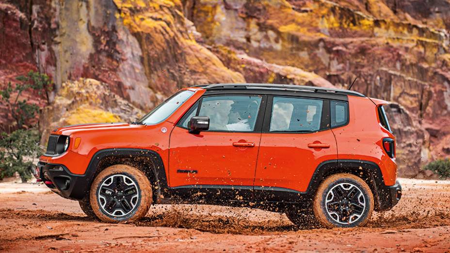 Vers&atilde;o Trailhawk (topo de linha) tem pneus de uso misto e suspens&atilde;o elevada em 2 cm em rela&ccedil;&atilde;o &agrave; Sport e Longitude | <a href="https://beta-develop.quatrorodas.abril.com.br//carros/testes/jeep-renegade-857280.shtml" target="_blank" rel="migration">Leia mais</a>