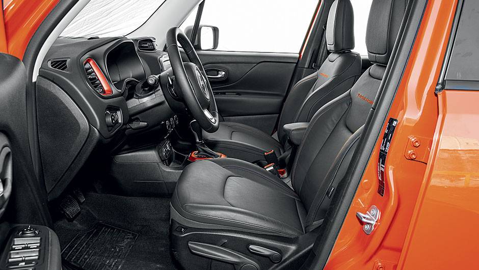 Condutor conta com regulagem do banco e volante | <a href="https://beta-develop.quatrorodas.abril.com.br//carros/testes/jeep-renegade-857280.shtml" target="_blank" rel="migration">Leia mais</a> Condutor conta com regulagem do banco e volante | <a href="https://beta-develop.quatrorodas.abril.com.br//carros/testes/jeep-renegade-857280.shtml" target="_blank" rel="migration">Leia mais</a>