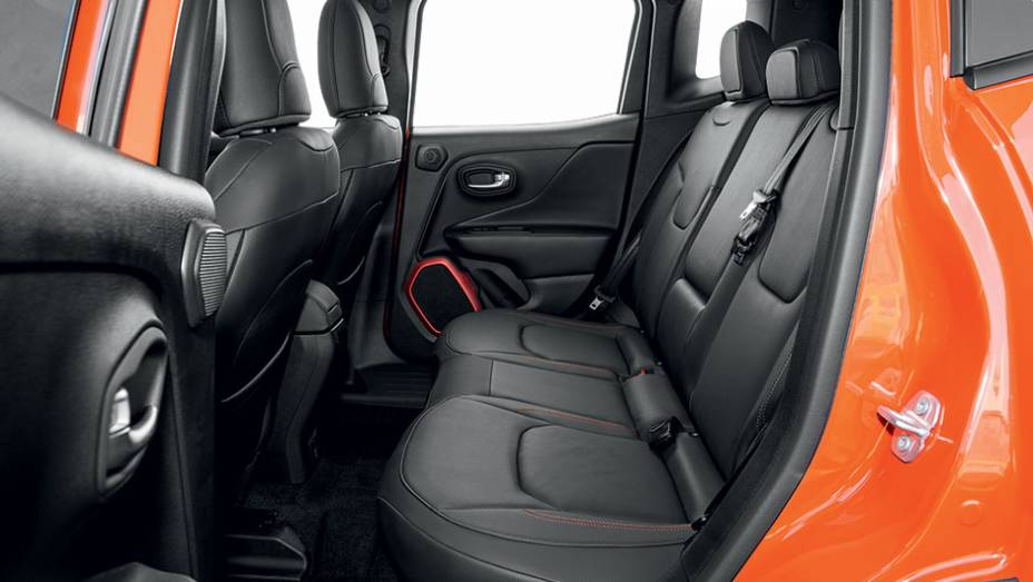Espa&ccedil;o para a cabe&ccedil;a se destaca no banco traseiro | <a href="https://beta-develop.quatrorodas.abril.com.br//carros/testes/jeep-renegade-857280.shtml" target="_blank" rel="migration">Leia mais</a>