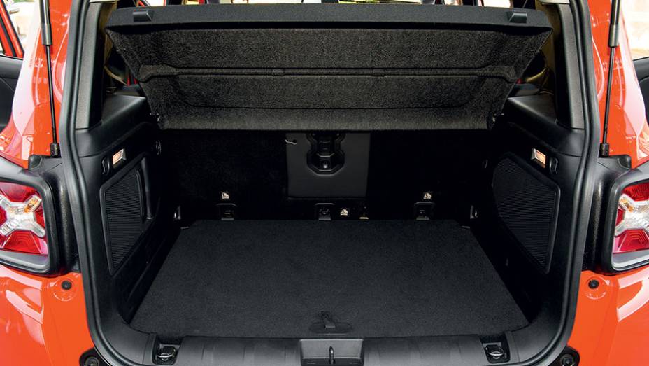 Na &aacute;rea de carga h&aacute; pontos de luz e duas tomadas | <a href="https://beta-develop.quatrorodas.abril.com.br//carros/testes/jeep-renegade-857280.shtml" target="_blank" rel="migration">Leia mais</a>