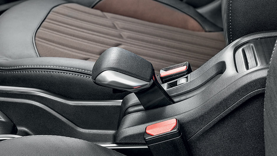 C&acirc;mbio estilizado exige esfor&ccedil;o | <a href="https://beta-develop.quatrorodas.abril.com.br/carros/comparativos/melhor-suv-brasil-867761.shtml" target="_blank" rel="migration">Leia mais</a>