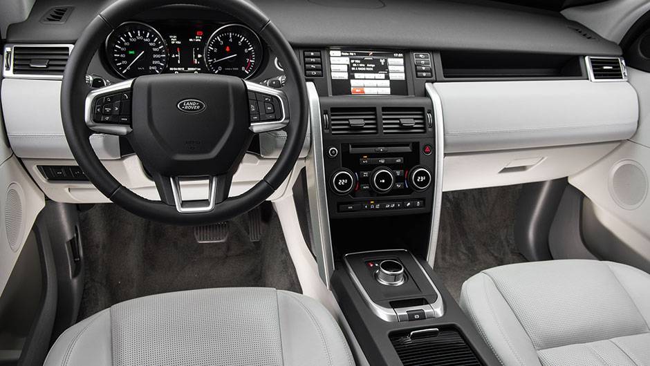 Interior é elegante e funcional. Os bancos têm couro legítimo e regulagens elétricas | <a href="https://beta-develop.quatrorodas.abril.com.br/carros/comparativos/santa-fe-x-discovery-sport-x-grand-cherokee-867285.shtml" target="_blank" rel="migration">Leia mais</a> Interior é elegante e funcional. Os bancos têm couro legítimo e regulagens elétricas | <a href="https://beta-develop.quatrorodas.abril.com.br/carros/comparativos/santa-fe-x-discovery-sport-x-grand-cherokee-867285.shtml" target="_blank" rel="migration">Leia mais</a>