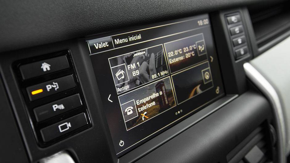 Comando aciona a baliza automática | <a href="https://beta-develop.quatrorodas.abril.com.br/carros/comparativos/santa-fe-x-discovery-sport-x-grand-cherokee-867285.shtml" target="_blank" rel="migration">Leia mais</a> Comando aciona a baliza automática | <a href="https://beta-develop.quatrorodas.abril.com.br/carros/comparativos/santa-fe-x-discovery-sport-x-grand-cherokee-867285.shtml" target="_blank" rel="migration">Leia mais</a>