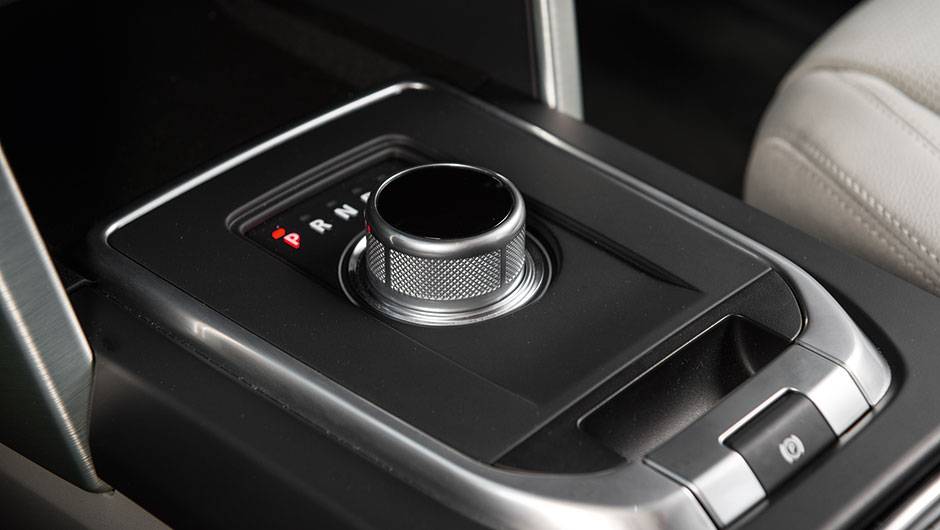 Botão giratório controla a transmissão | <a href="https://beta-develop.quatrorodas.abril.com.br/carros/comparativos/santa-fe-x-discovery-sport-x-grand-cherokee-867285.shtml" target="_blank" rel="migration">Leia mais</a> Botão giratório controla a transmissão | <a href="https://beta-develop.quatrorodas.abril.com.br/carros/comparativos/santa-fe-x-discovery-sport-x-grand-cherokee-867285.shtml" target="_blank" rel="migration">Leia mais</a>