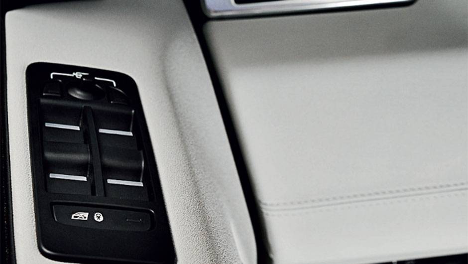 Comandos dos vidros nas portas são herança do Range Rover | <a href="https://beta-develop.quatrorodas.abril.com.br/carros/comparativos/santa-fe-x-discovery-sport-x-grand-cherokee-867285.shtml" target="_blank" rel="migration">Leia mais</a> Comandos dos vidros nas portas são herança do Range Rover | <a href="https://beta-develop.quatrorodas.abril.com.br/carros/comparativos/santa-fe-x-discovery-sport-x-grand-cherokee-867285.shtml" target="_blank" rel="migration">Leia mais</a>