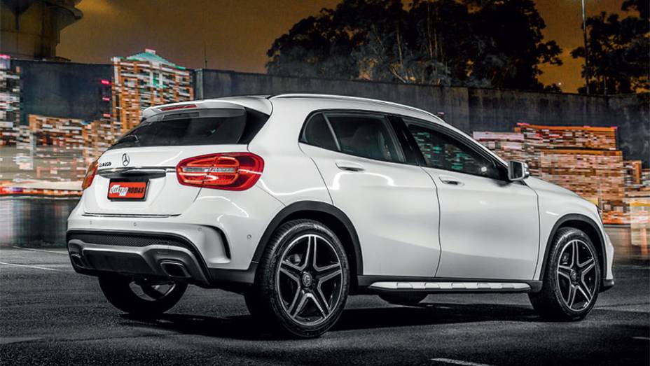 Vers&atilde;o Sport tem kit de estilo da AMG | <a href="https://beta-develop.quatrorodas.abril.com.br/carros/testes/mercedes-gla-250-866340.shtml" target="_blank" rel="migration">Leia mais</a>