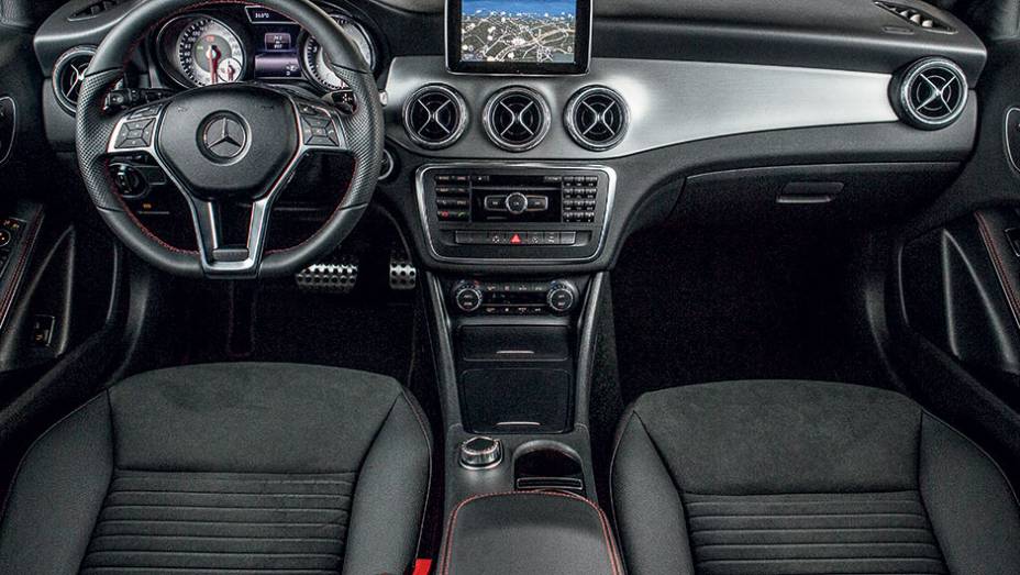 Tela central parece um acess&oacute;rio n&atilde;o original | <a href="https://beta-develop.quatrorodas.abril.com.br/carros/testes/mercedes-gla-250-866340.shtml" target="_blank" rel="migration">Leia mais</a>