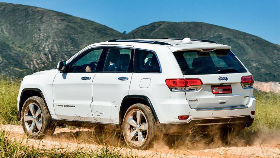 O Grand Cherokee tem cara de Jeep, mas seu design já está envelhecido | <a href="https://beta-develop.quatrorodas.abril.com.br/carros/comparativos/santa-fe-x-discovery-sport-x-grand-cherokee-867285.shtml" target="_blank" rel="migration">Leia mais</a>