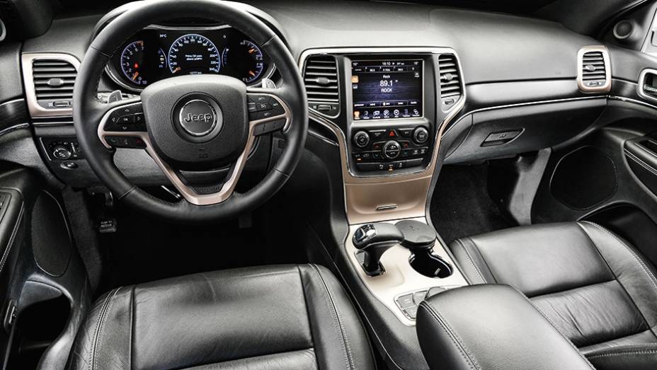 Interior sóbrio tem superfícies macias ao toque. Quadro de instrumentos é digital | <a href="https://beta-develop.quatrorodas.abril.com.br/carros/comparativos/santa-fe-x-discovery-sport-x-grand-cherokee-867285.shtml" target="_blank" rel="migration">Leia mais</a>