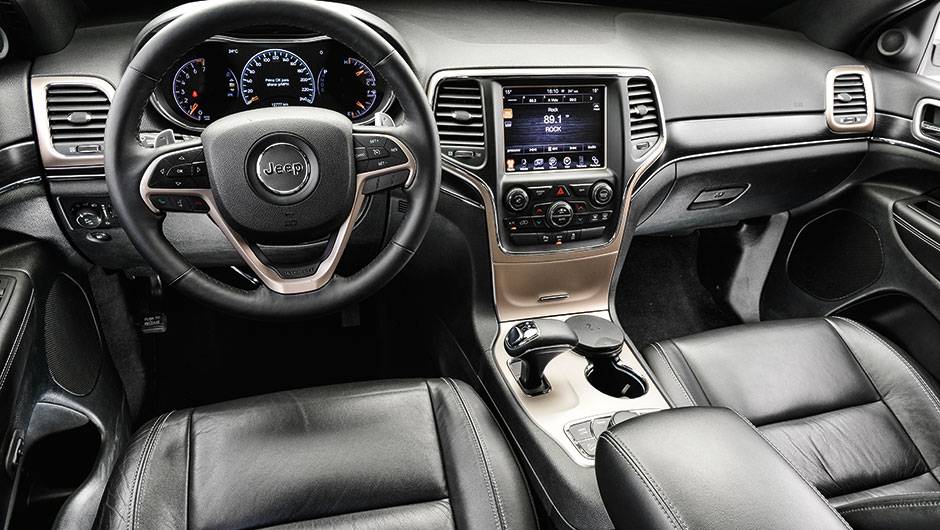 Interior sóbrio tem superfícies macias ao toque. Quadro de instrumentos é digital | <a href="https://beta-develop.quatrorodas.abril.com.br/carros/comparativos/santa-fe-x-discovery-sport-x-grand-cherokee-867285.shtml" target="_blank" rel="migration">Leia mais</a> Interior sóbrio tem superfícies macias ao toque. Quadro de instrumentos é digital | <a href="https://beta-develop.quatrorodas.abril.com.br/carros/comparativos/santa-fe-x-discovery-sport-x-grand-cherokee-867285.shtml" target="_blank" rel="migration">Leia mais</a>