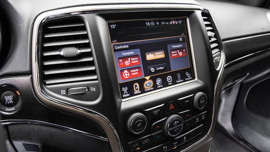 Tela sensível ao toque tem 8,4 polegadas | <a href="https://beta-develop.quatrorodas.abril.com.br/carros/comparativos/santa-fe-x-discovery-sport-x-grand-cherokee-867285.shtml" target="_blank" rel="migration">Leia mais</a> Tela sensível ao toque tem 8,4 polegadas | <a href="https://beta-develop.quatrorodas.abril.com.br/carros/comparativos/santa-fe-x-discovery-sport-x-grand-cherokee-867285.shtml" target="_blank" rel="migration">Leia mais</a>