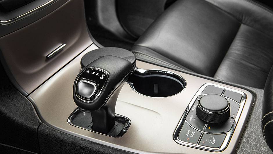 Seletor comanda o sistema de tra&ccedil;&atilde;o | <a href="https://beta-develop.quatrorodas.abril.com.br/carros/comparativos/santa-fe-x-discovery-sport-x-grand-cherokee-867285.shtml" target="_blank" rel="migration">Leia mais</a>