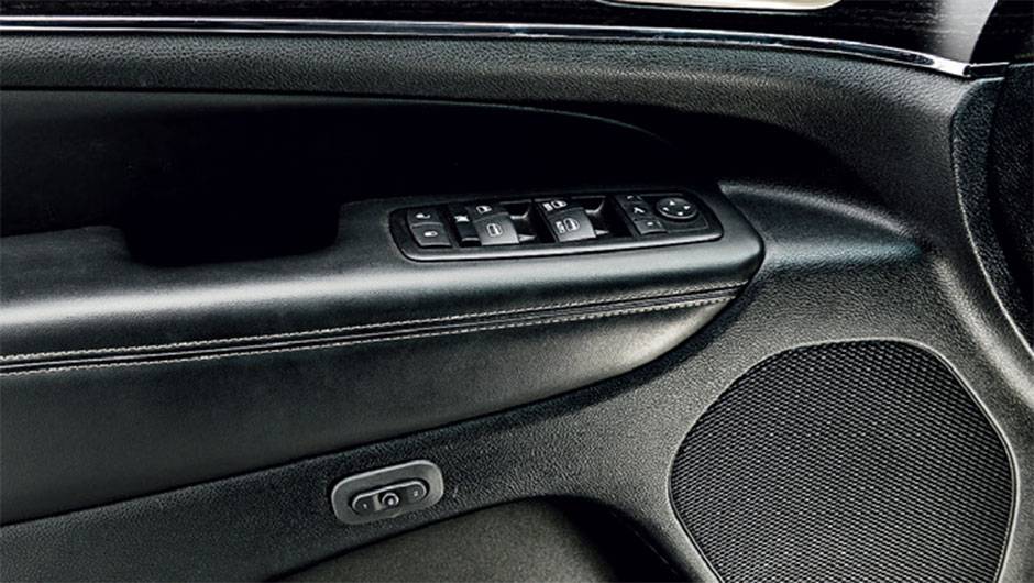 Banco do motorista tem memória | <a href="https://beta-develop.quatrorodas.abril.com.br/carros/comparativos/santa-fe-x-discovery-sport-x-grand-cherokee-867285.shtml" target="_blank" rel="migration">Leia mais</a> Banco do motorista tem memória | <a href="https://beta-develop.quatrorodas.abril.com.br/carros/comparativos/santa-fe-x-discovery-sport-x-grand-cherokee-867285.shtml" target="_blank" rel="migration">Leia mais</a>