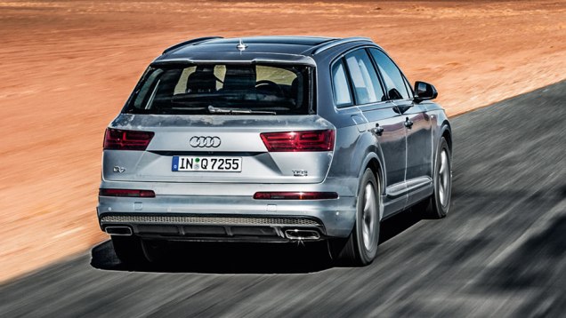 O SUV ficou menor por fora, mas maior por dentro | <a href="https://beta-develop.quatrorodas.abril.com.br//carros/impressoes/audi-q7-866880.shtml" target="_blank" rel="migration">Leia mais</a> O SUV ficou menor por fora, mas maior por dentro | <a href="https://beta-develop.quatrorodas.abril.com.br//carros/impressoes/audi-q7-866880.shtml" target="_blank" rel="migration">Leia mais</a>