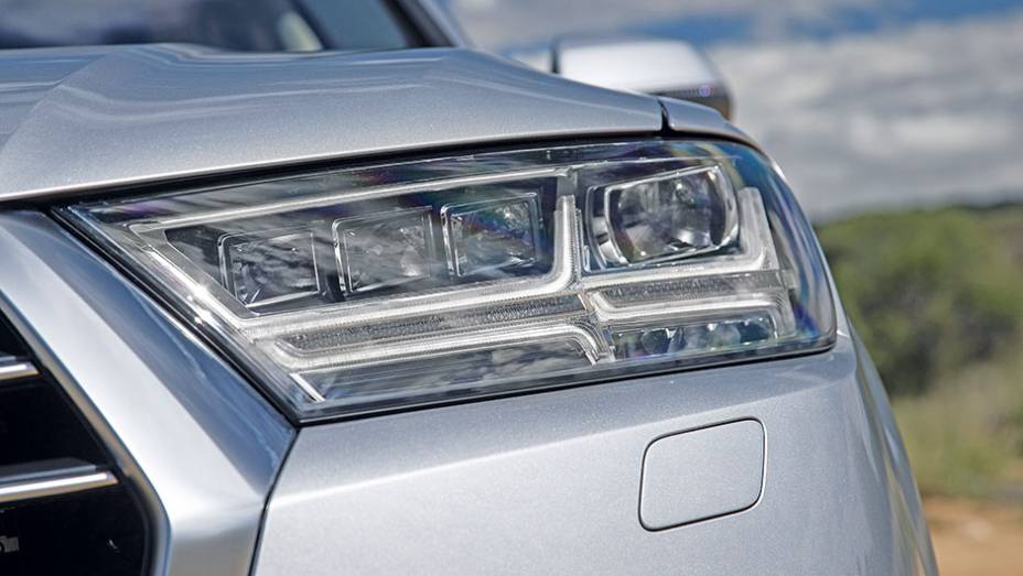 O farol &eacute; formado por quatro refletores, sendo o externo direcional. | <a href="https://beta-develop.quatrorodas.abril.com.br//carros/impressoes/audi-q7-866880.shtml" target="_blank" rel="migration">Leia mais</a>