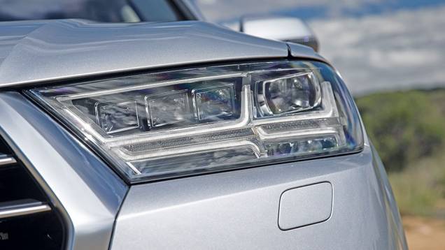 O farol é formado por quatro refletores, sendo o externo direcional. | <a href="https://beta-develop.quatrorodas.abril.com.br//carros/impressoes/audi-q7-866880.shtml" target="_blank" rel="migration">Leia mais</a> O farol é formado por quatro refletores, sendo o externo direcional. | <a href="https://beta-develop.quatrorodas.abril.com.br//carros/impressoes/audi-q7-866880.shtml" target="_blank" rel="migration">Leia mais</a>