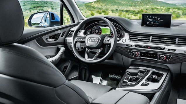 Cabine está mais hi-tech | <a href="https://beta-develop.quatrorodas.abril.com.br//carros/impressoes/audi-q7-866880.shtml" target="_blank" rel="migration">Leia mais</a> Cabine está mais hi-tech | <a href="https://beta-develop.quatrorodas.abril.com.br//carros/impressoes/audi-q7-866880.shtml" target="_blank" rel="migration">Leia mais</a>