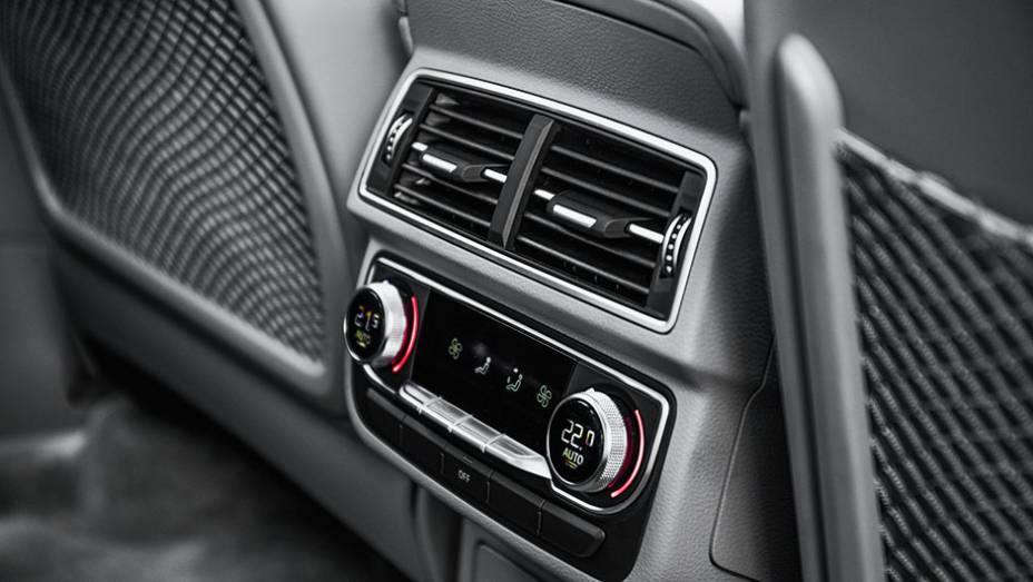 H&aacute; ajuste duplo do ar atr&aacute;s | <a href="https://beta-develop.quatrorodas.abril.com.br//carros/impressoes/audi-q7-866880.shtml" target="_blank" rel="migration">Leia mais</a>