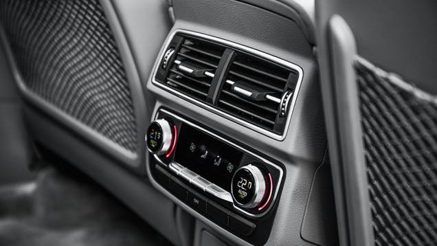 Há ajuste duplo do ar atrás | <a href="https://beta-develop.quatrorodas.abril.com.br//carros/impressoes/audi-q7-866880.shtml" target="_blank" rel="migration">Leia mais</a> Há ajuste duplo do ar atrás | <a href="https://beta-develop.quatrorodas.abril.com.br//carros/impressoes/audi-q7-866880.shtml" target="_blank" rel="migration">Leia mais</a>