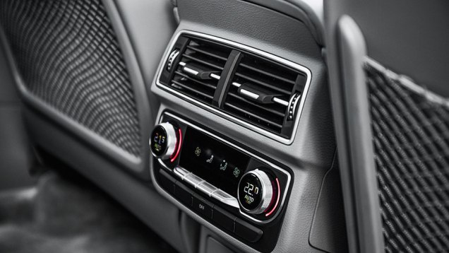 Há ajuste duplo do ar atrás | <a href="https://beta-develop.quatrorodas.abril.com.br//carros/impressoes/audi-q7-866880.shtml" target="_blank" rel="migration">Leia mais</a> Há ajuste duplo do ar atrás | <a href="https://beta-develop.quatrorodas.abril.com.br//carros/impressoes/audi-q7-866880.shtml" target="_blank" rel="migration">Leia mais</a>