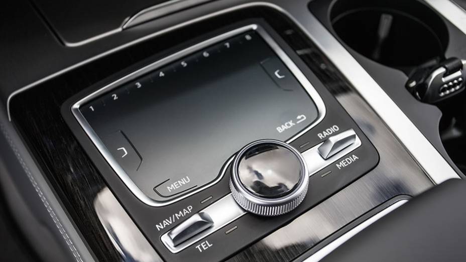 Console traz mouse pad sens&iacute;vel ao toque, que permite controlar a central multim&iacute;dia | <a href="https://beta-develop.quatrorodas.abril.com.br//carros/impressoes/audi-q7-866880.shtml" target="_blank" rel="migration">Leia mais</a>