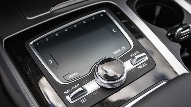 Console traz mouse pad sens&iacute;vel ao toque, que permite controlar a central multim&iacute;dia | <a href="https://beta-develop.quatrorodas.abril.com.br//carros/impressoes/audi-q7-866880.shtml" target="_blank" rel="migration">Leia mais</a>
