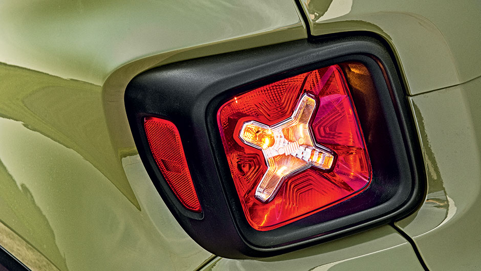 Lanterna tem est&eacute;tica off-road | <a href="https://beta-develop.quatrorodas.abril.com.br/carros/comparativos/melhor-suv-brasil-867761.shtml" target="_blank" rel="migration">Leia mais</a>