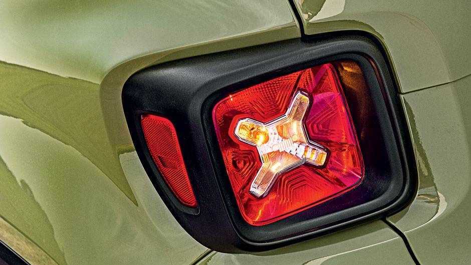 Lanterna tem est&eacute;tica off-road | <a href="https://beta-develop.quatrorodas.abril.com.br/carros/comparativos/melhor-suv-brasil-867761.shtml" target="_blank" rel="migration">Leia mais</a>