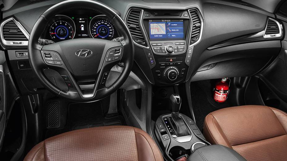 Estilo atraente se estende ao painel, mas a qualidade dos materiais pode melhorar | <a href="https://beta-develop.quatrorodas.abril.com.br/carros/comparativos/santa-fe-x-discovery-sport-x-grand-cherokee-867285.shtml" target="_blank" rel="migration">Leia mais</a> Estilo atraente se estende ao painel, mas a qualidade dos materiais pode melhorar | <a href="https://beta-develop.quatrorodas.abril.com.br/carros/comparativos/santa-fe-x-discovery-sport-x-grand-cherokee-867285.shtml" target="_blank" rel="migration">Leia mais</a>