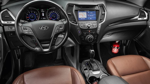 Estilo atraente se estende ao painel, mas a qualidade dos materiais pode melhorar | <a href="https://beta-develop.quatrorodas.abril.com.br/carros/comparativos/santa-fe-x-discovery-sport-x-grand-cherokee-867285.shtml" target="_blank" rel="migration">Leia mais</a> Estilo atraente se estende ao painel, mas a qualidade dos materiais pode melhorar | <a href="https://beta-develop.quatrorodas.abril.com.br/carros/comparativos/santa-fe-x-discovery-sport-x-grand-cherokee-867285.shtml" target="_blank" rel="migration">Leia mais</a>