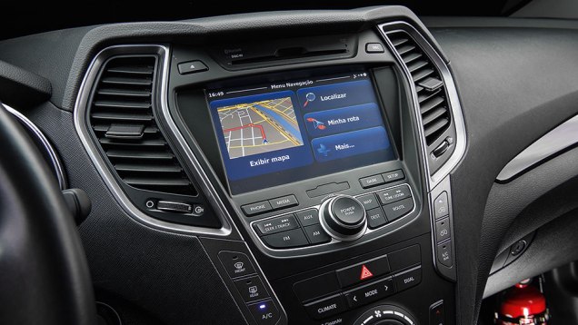 Tela touch e ar-condicionado bizona | <a href="https://beta-develop.quatrorodas.abril.com.br/carros/comparativos/santa-fe-x-discovery-sport-x-grand-cherokee-867285.shtml" target="_blank" rel="migration">Leia mais</a> Tela touch e ar-condicionado bizona | <a href="https://beta-develop.quatrorodas.abril.com.br/carros/comparativos/santa-fe-x-discovery-sport-x-grand-cherokee-867285.shtml" target="_blank" rel="migration">Leia mais</a>